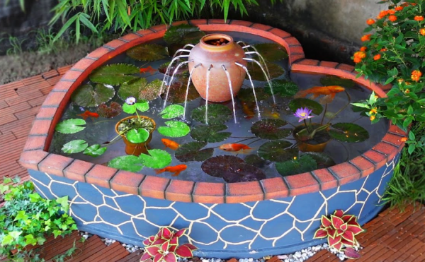 Aquarium outdoor dengan desain batu bata dan tanaman air